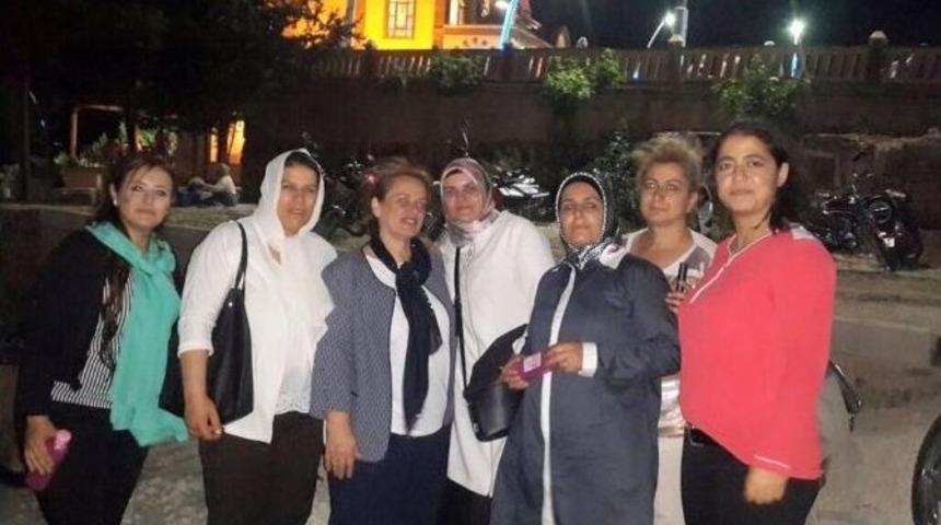 Ak Partili Kadınlar Kadir Gecesinde Helva Ve Şeker Dağıttı