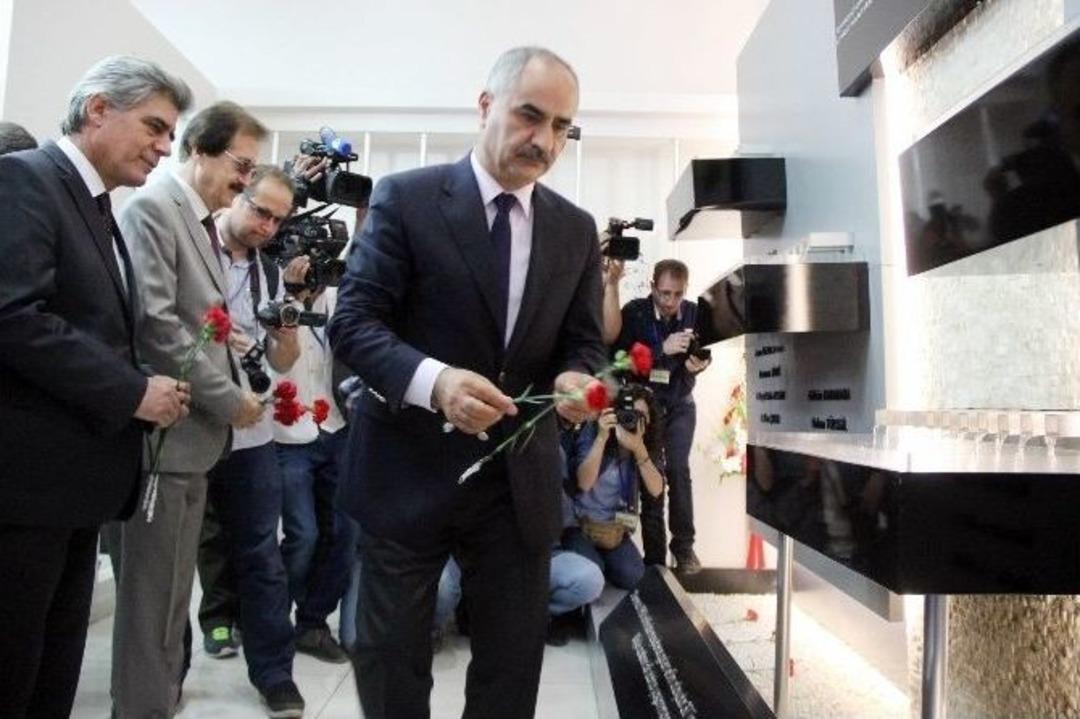 Madımak&rsquo;ta Hayatını Kaybedenler Anısına Karanfil Bırakıldı