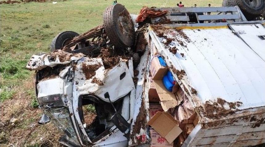 Kamyon Tarlaya Devrildi: 2 Yaralı