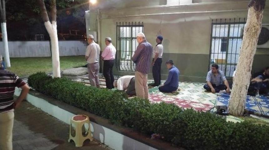 15 Yıldır Kadir Gecesini Sabaha Kadar Camide Ge&ccedil;iriyorlar