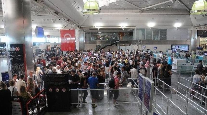 Atat&uuml;rk Havalimanı&rsquo;nda Bayram Yoğunluğu