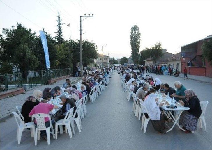 Bin 500 Kişi Aynı Sofrada Oruçlarını Açtı G4