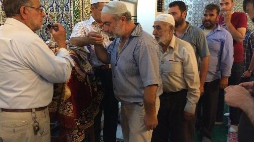 Sakalı Şerif-i G&ouml;rmek İsteyenler Uzun Kuyruklar Oluşturdu