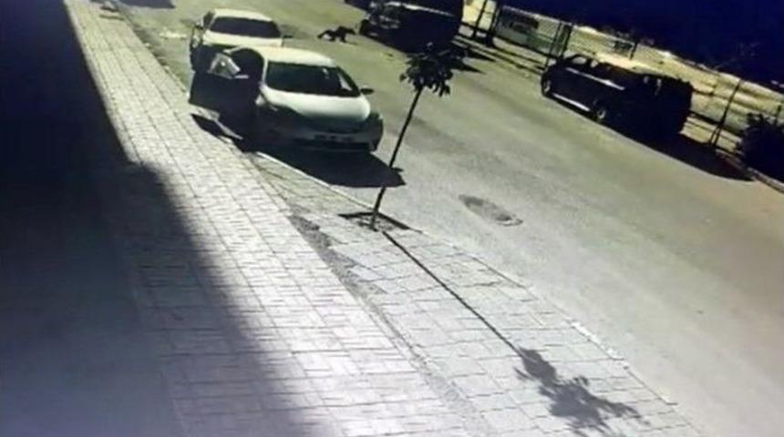 İki Kız &Ccedil;ocuğuna &Ccedil;arpan S&uuml;r&uuml;c&uuml; Arkasına Bile Bakmadan Ka&ccedil;tı