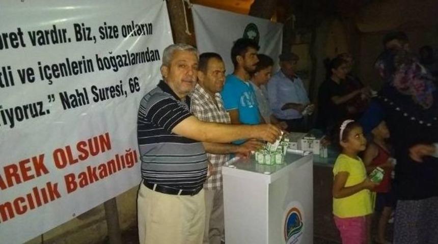 G&ouml;lbaşı S&uuml;t &Uuml;reticileri Birliği Namaz Sonrası S&uuml;t Dağıttı