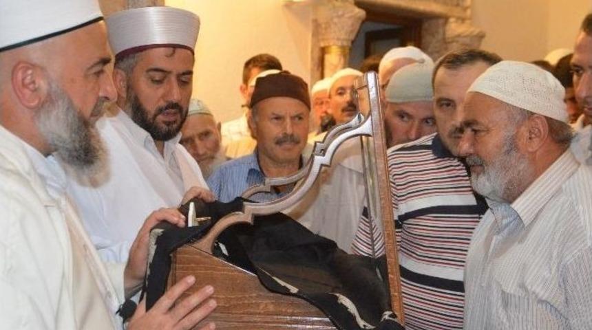 Kadir Gecesinde Sakalı-ı Şerif Ziyaretine Yoğun İlgi