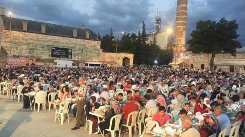 Ulu Cami Meydanında Binleri Buluşturan İftar