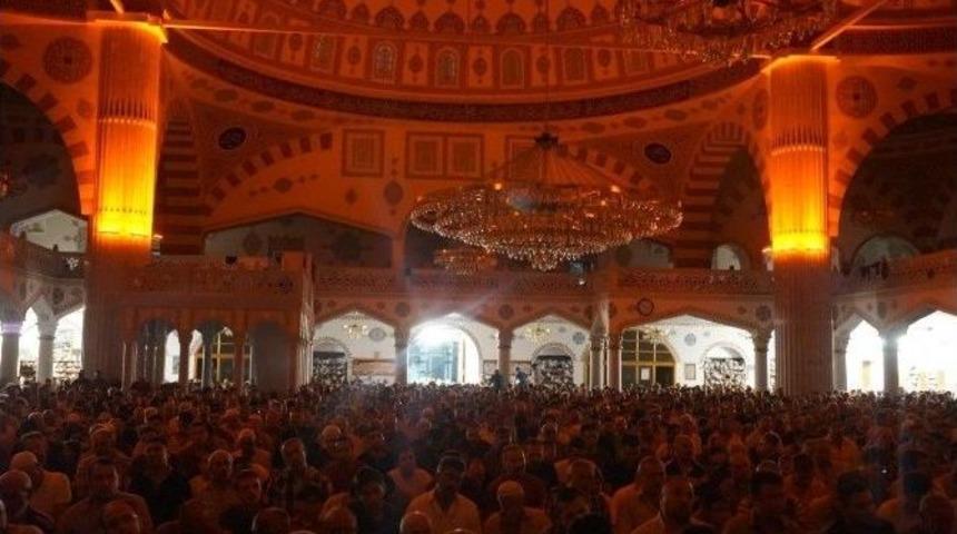 Kadir Gecesi&rsquo;nde Eller Şehitler İ&ccedil;in Semaya Kalktı