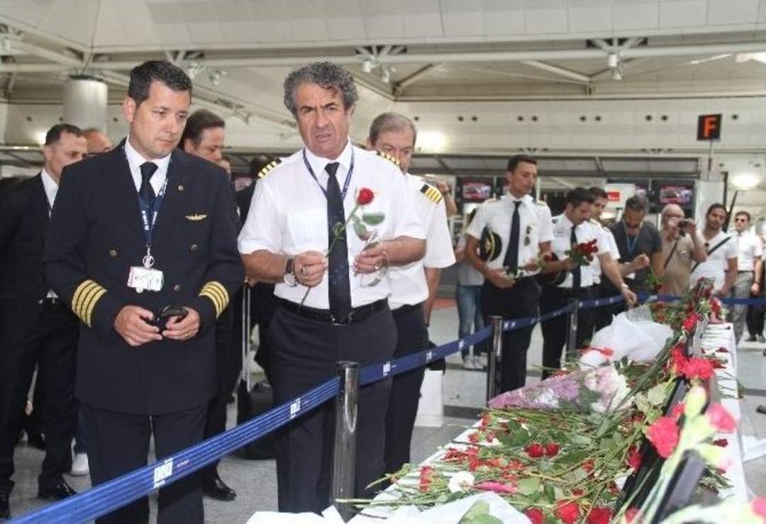 Pilotlar Ve Hostesler Ter&ouml;r&uuml; Lanetledi