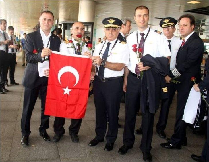 Pilotlar Ve Hostesler Terörü Lanetledi G3