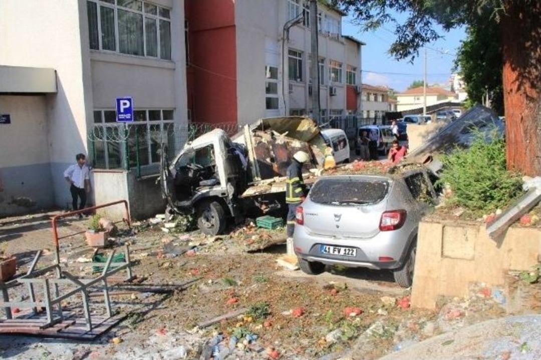 Freni Patlayan Kamyonet Dehşet Sa&ccedil;tı: 1 &Ouml;l&uuml;, 1 Yaralı