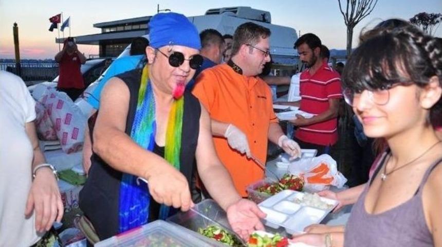 İzmirliler İftarlarını &lsquo;mikrop&rsquo;la A&ccedil;tı