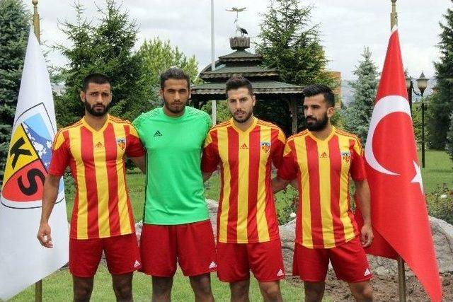 Kayserispor 4 Oyuncuyu Renklerine Bağladı