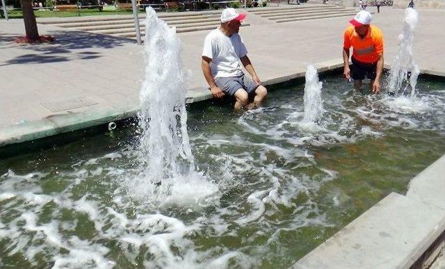 (özel Haber) Aksaray’da Sıcaktan Bunalanlar Parklarda Gölgeye Yatıyor