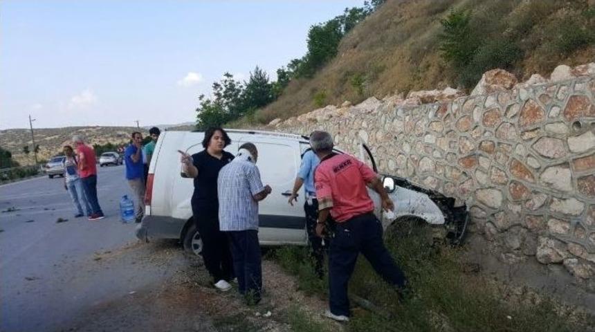 &Ouml;nce Bir Otomobile, Sonra İstinat Duvarına &Ccedil;arptı