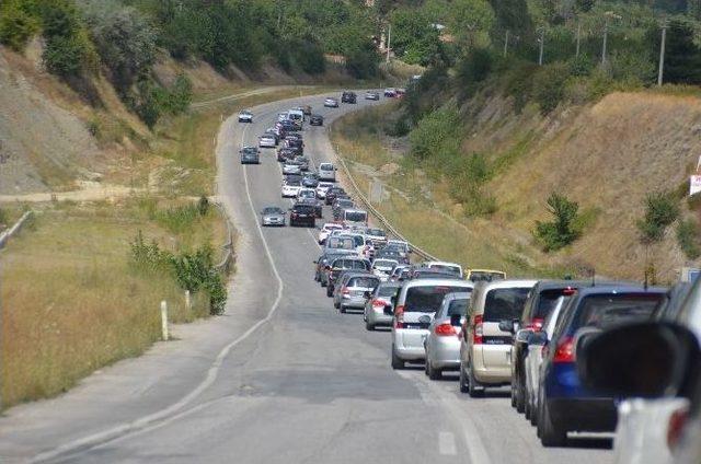 Tosya D-100 Karayolunda Bayram Trafiği Çileye Döndü.