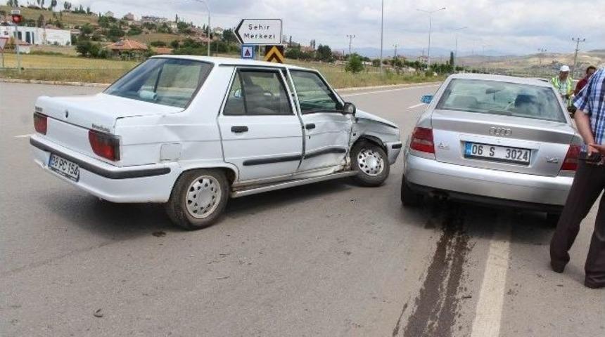 Otomobiller Kavşakta &Ccedil;arpıştı: 1 Yaralı
