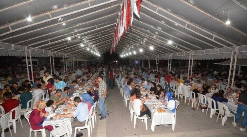 Osmaniyeliler Kadir Gecesi&rsquo;nde Meydanda Sahur Yaptı