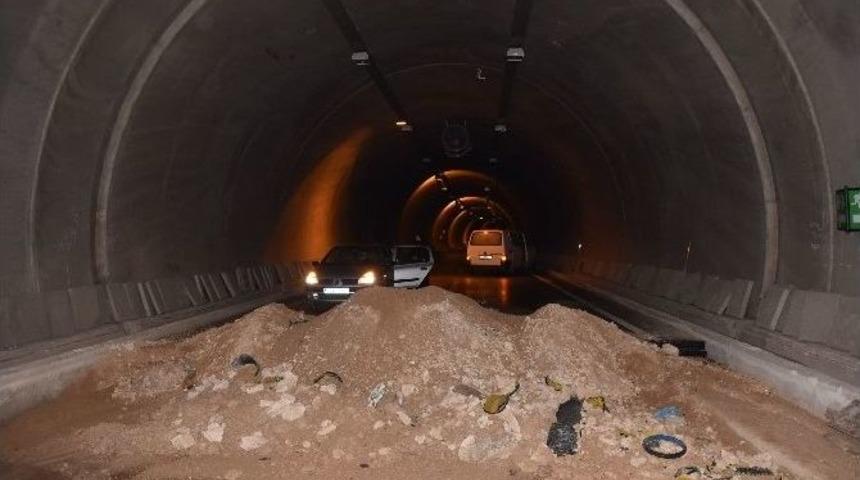 Sinop&rsquo;ta Otomobil Kapalı T&uuml;nele Girdi: 2 Yaralı