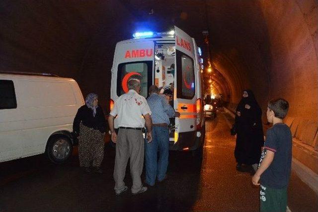 Sinop’ta Otomobil Kapalı Tünele Girdi: 2 Yaralı