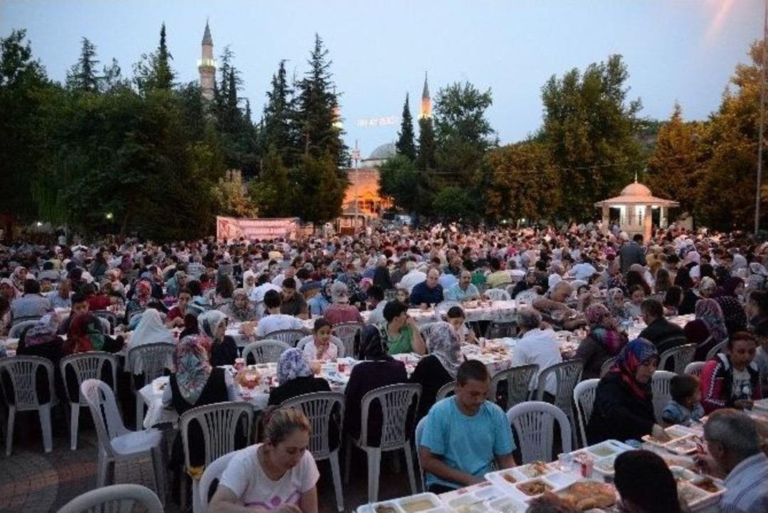 Şeyh Edebali&rsquo;de Kadir Gecesi Ve İftar Coşkusu