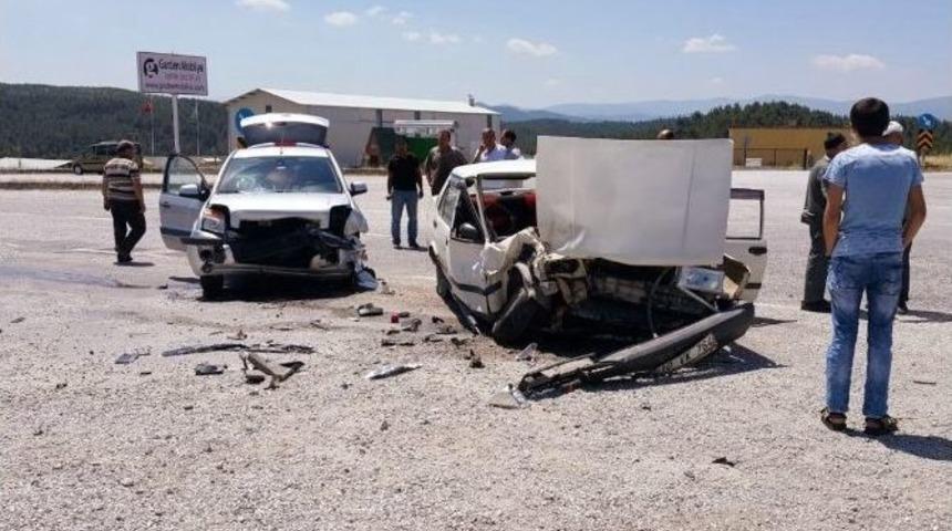 Dursunbey&rsquo;de Trafik Kazası: 3 Yaralı