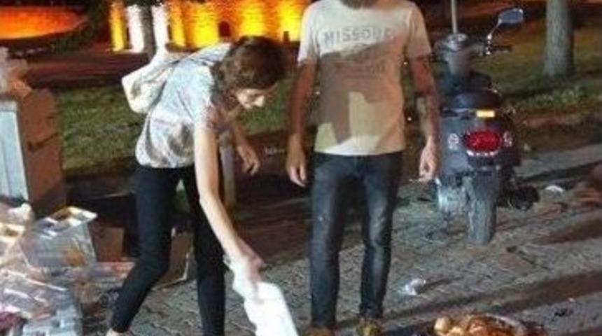 Yemek Atıklarını Toplayarak Sokak Hayvanlarını Besliyorlar