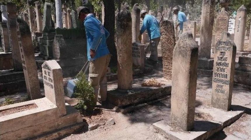 Mezarlıklar Bayram Ziyaretlerine Hazırlanıyor