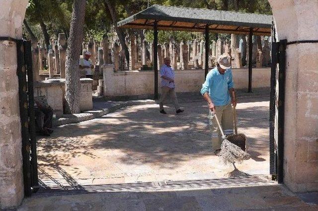 Mezarlıklar Bayram Ziyaretlerine Hazırlanıyor