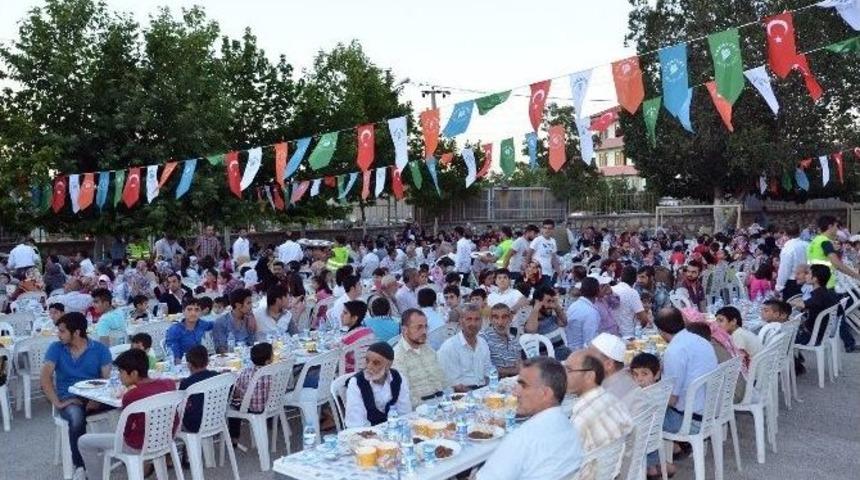 Bakan T&uuml;fenkci, Suriyelilerle Birlikte İftarını A&ccedil;tı