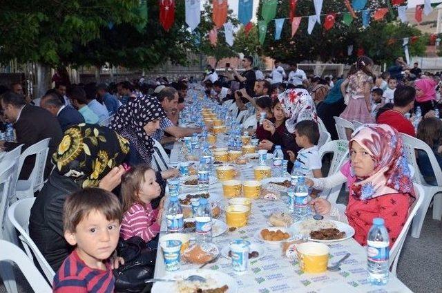 Bakan Tüfenkci, Suriyelilerle Birlikte İftarını Açtı