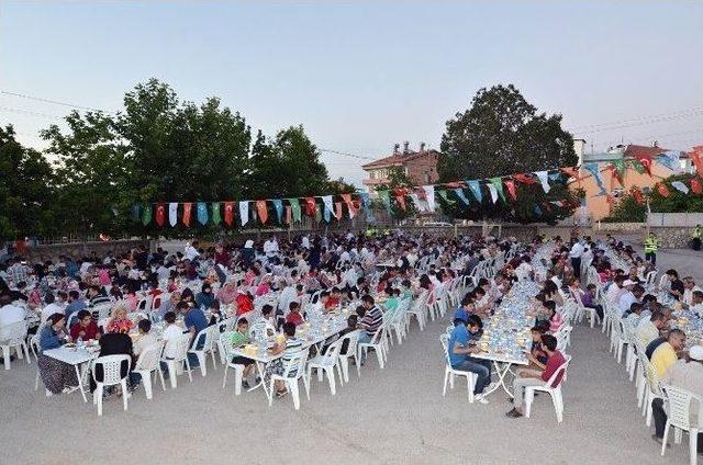 Bakan Tüfenkci, Suriyelilerle Birlikte İftarını Açtı