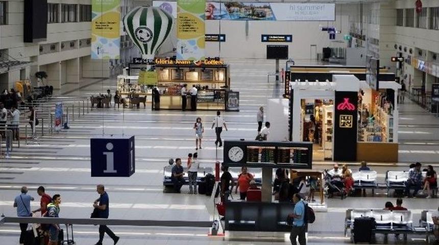 Antalya Havalimanı&rsquo;nda Rus Kaybı 1 Milyonu Ge&ccedil;ti