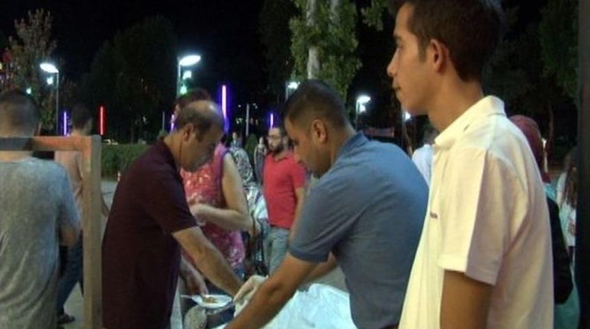 Kadir Gecesi&rsquo;nde Lokma İkramı