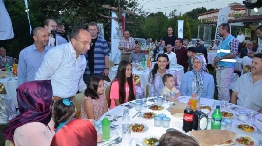 Başkan &Uuml;z&uuml;lmez Şehit Ve Gazi Aileleriyle İftar Yaptı