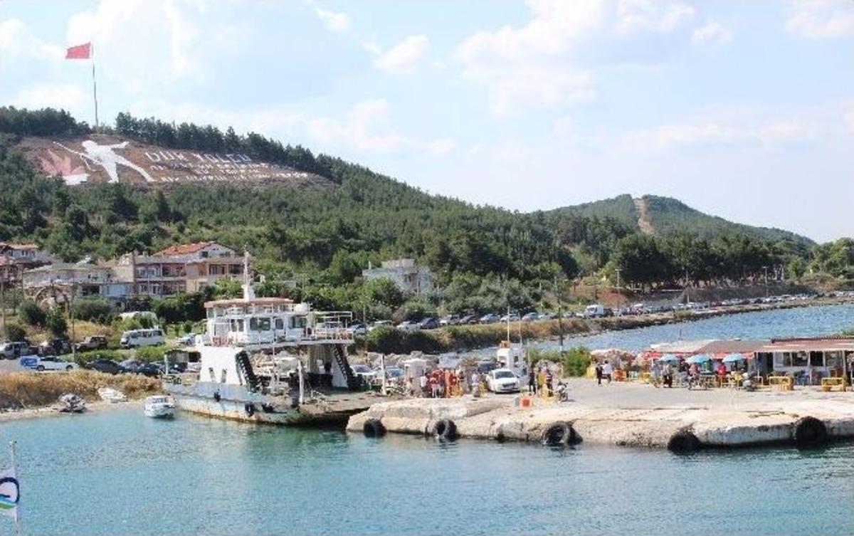 &Ccedil;anakkale&rsquo;de Feribot Kuyruğu Devam Ediyor