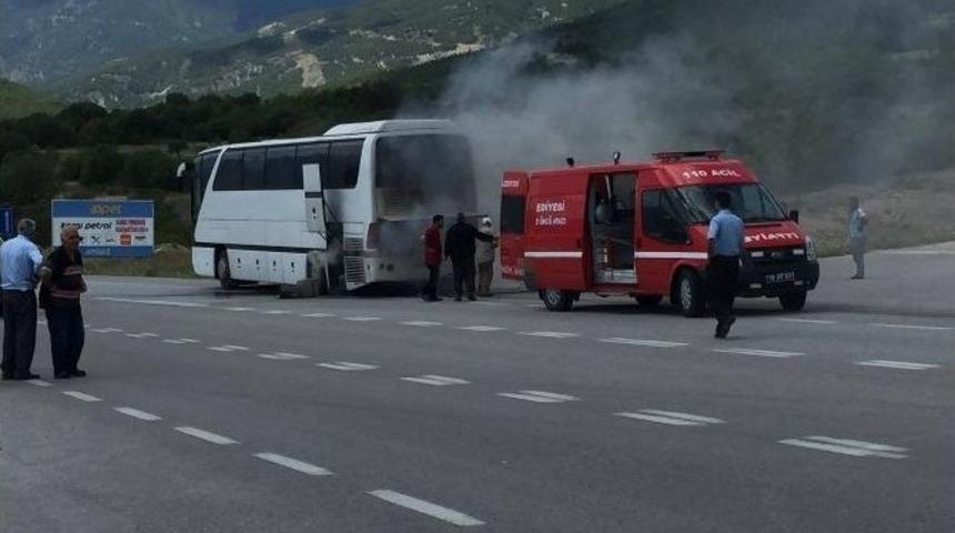 &Ccedil;orum&rsquo;da Seyir Halindeki Yolcu Otob&uuml;s&uuml; Alev Aldı
