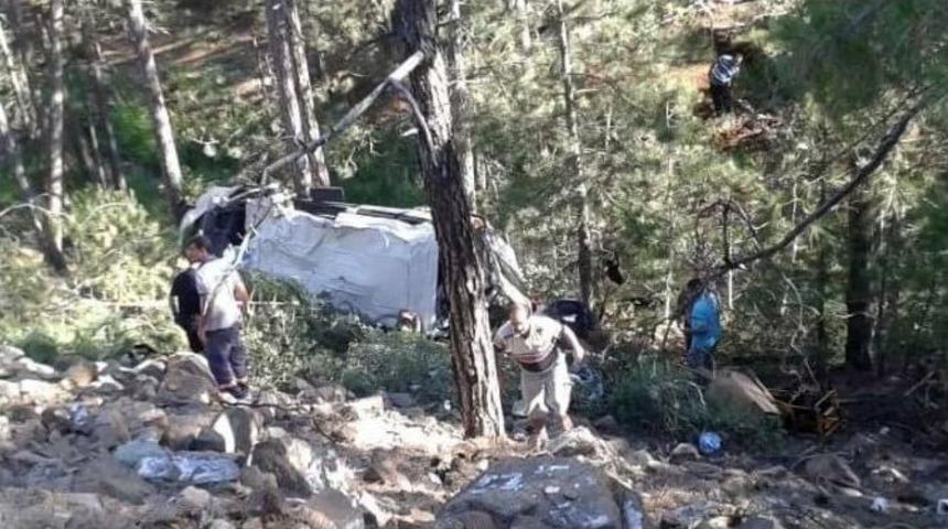 Minib&uuml;s Şarampole U&ccedil;tu: 1 &Ouml;l&uuml;, 13 Yaralı