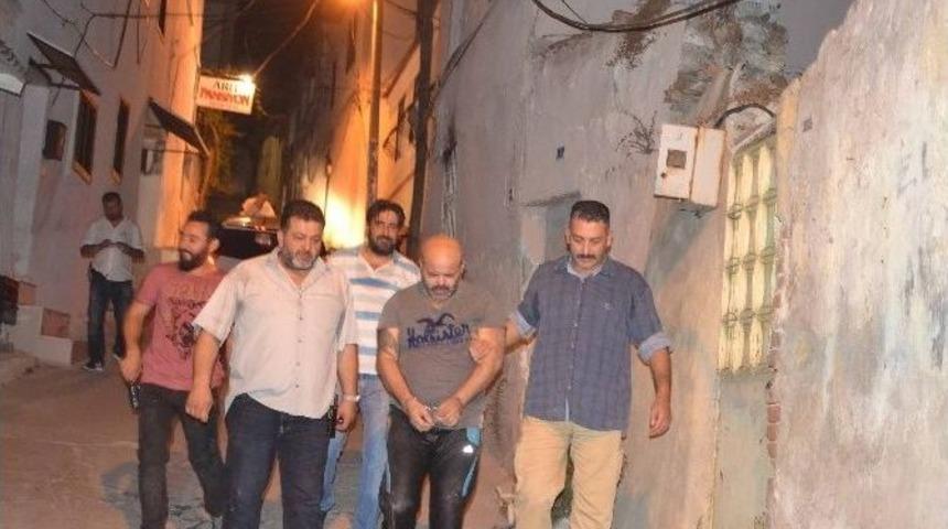 Kuşadası&rsquo;nda &Ccedil;eşitli Su&ccedil;lardan Aranan Şahıslara Polisten Operasyon