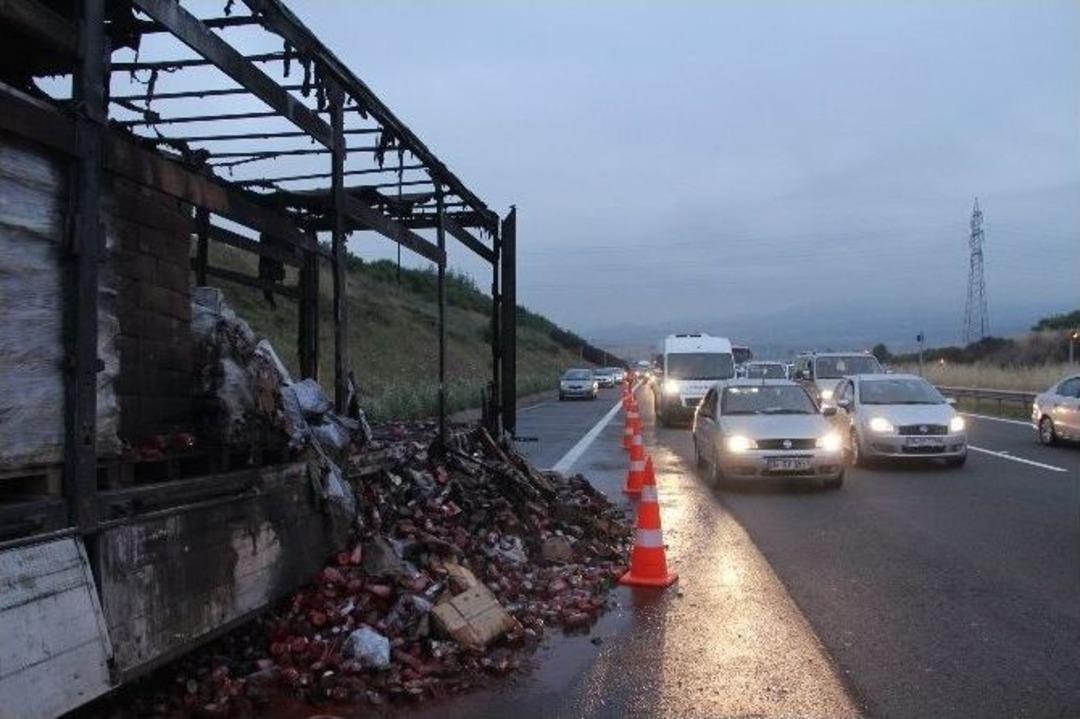 Tem&rsquo;de Tır Yandı, Trafik Fel&ccedil; Oldu