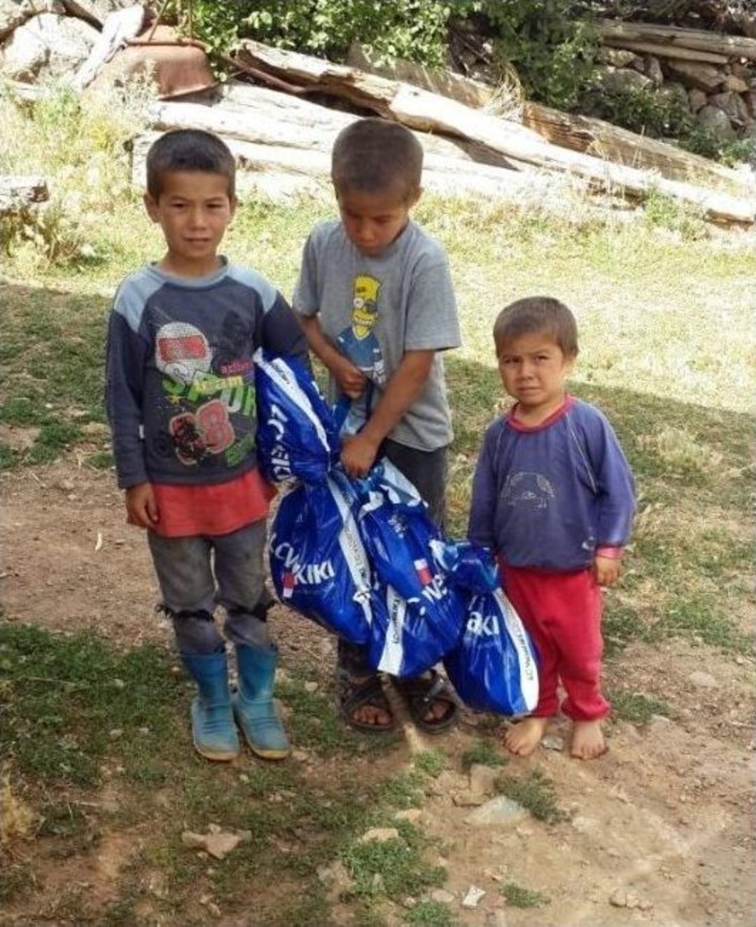 Tufanbeyli&rsquo;de 400 &Ccedil;ocuğa Bayramlık