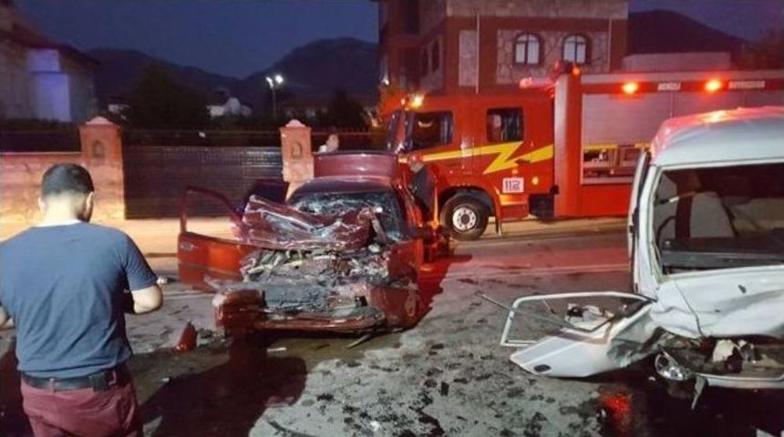 Otomobil Kamyonetle &Ccedil;arpıştı: 1 &Ouml;l&uuml;, 3 Yaralı