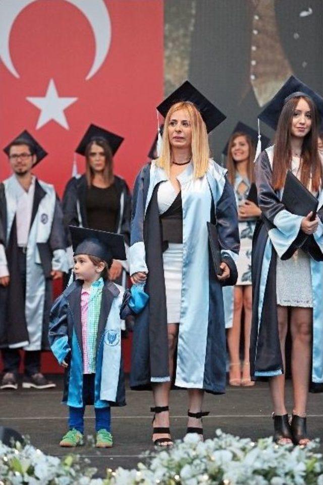 Diplomasını Çocuğuyla Aldı