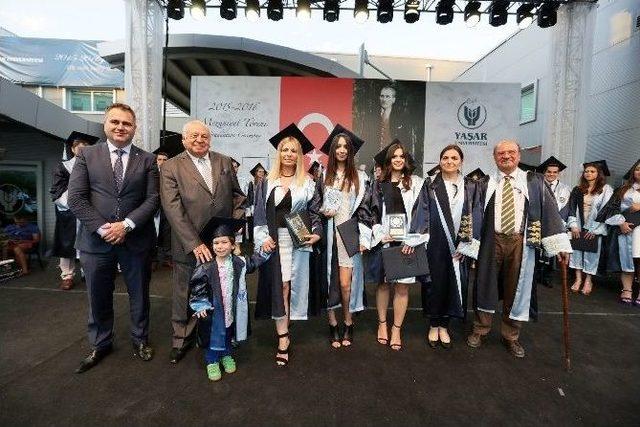 Diplomasını Çocuğuyla Aldı