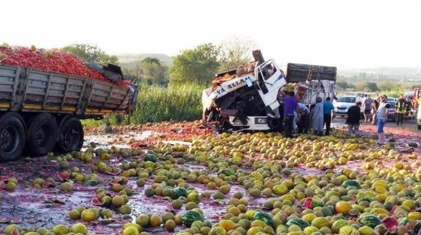 Tır&rsquo;lar &Ccedil;arpıştı, Karpuzlar Yola Savruldu
