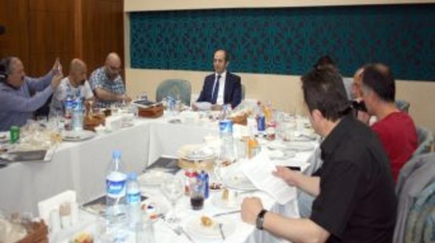 Atat&uuml;rk &Uuml;niversitesi Rekt&ouml;r Adayı Prof.dr. Serdar Sevimli, İftar Yemeğinde Gazetecilerle Biraraya Geldi