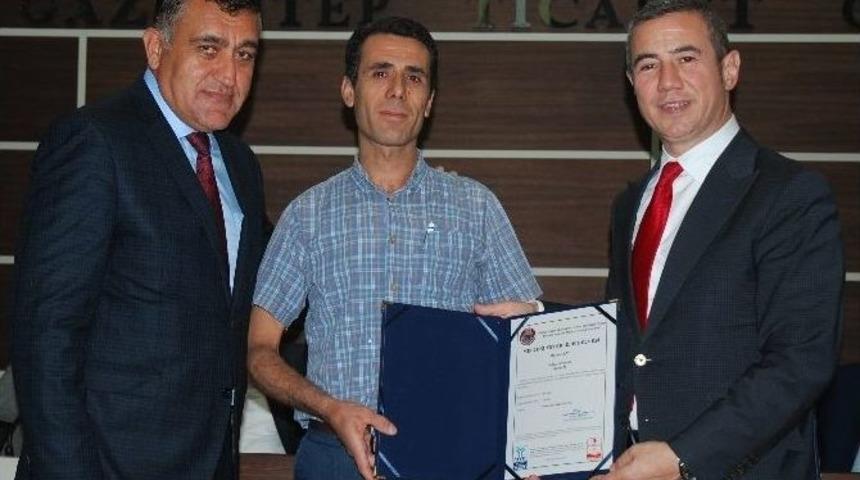 Mesleki Yeterlilik Sınavı&rsquo;nda Başarılı Olanlara Belgele Verildi