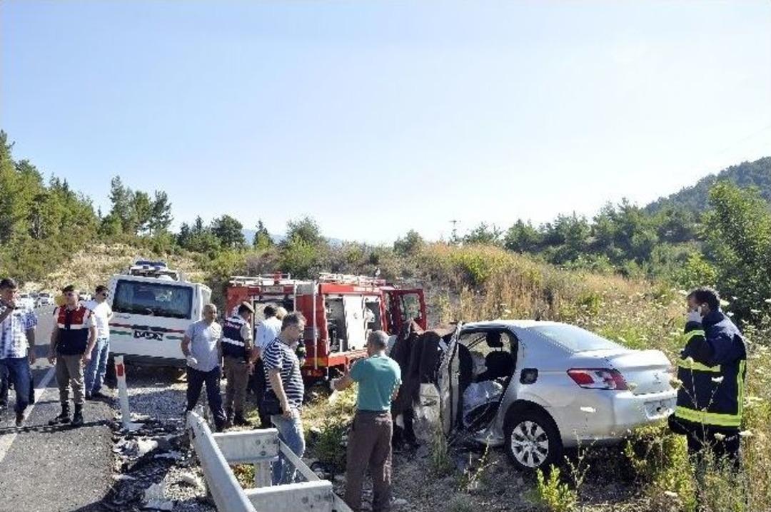 Antalya&rsquo;da Feci Kaza: 2 &Ouml;l&uuml;, 6 Yaralı