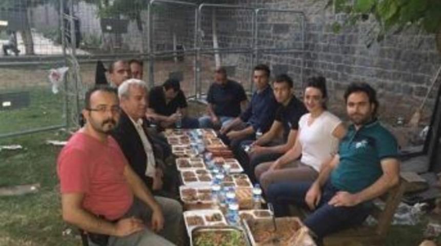 Dermanbaba’dan Nöbetçi Polislere İftar Morali