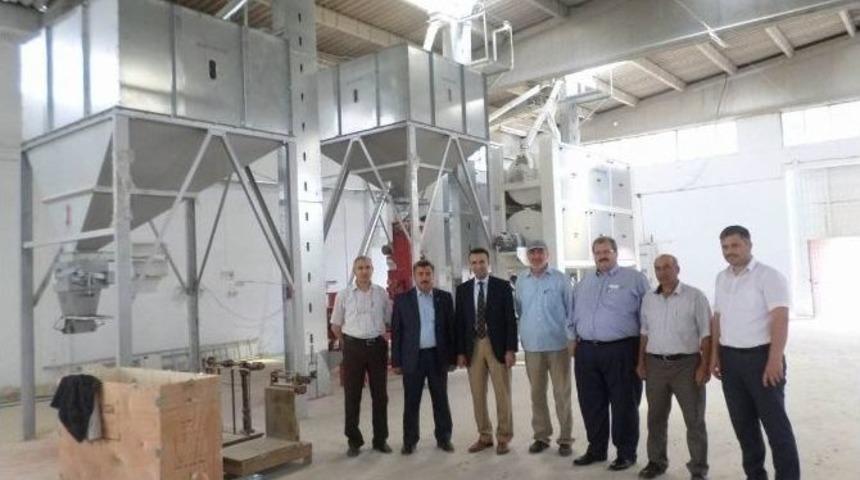 Bolvadin Kaymakamı Akpay Tohum Eleme Tesisinde İncelemelerde Bulundu